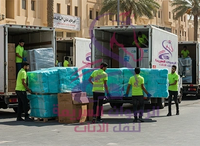 "شاحنات الرهوان السريعة تُحمّل بالأثاث المغلف بعناية ضمن تنفيذ ميداني لخدمة نقل العفش بجدة داخل الأحياء السكنية "
