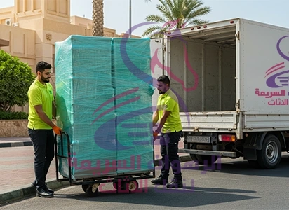 "نقل قطعة أثاث مغلفة بجانب شاحنة الرهوان السريعة ضمن مراحل تسليم دقيقة لخدمة نقل العفش بجدة داخل الأحياء السكنية "