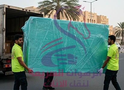 "فريق الرهوان السريعة ينقل قطعة أثاث كبيرة مغلفة بعناية ضمن خدمة نقل عفش بجدة تضمن الحماية الكاملة حتى لحظة التسليم "